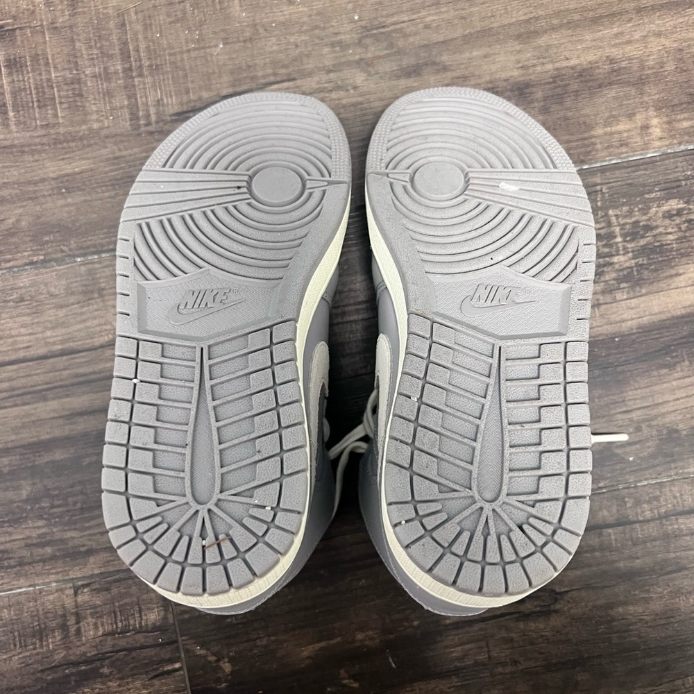Wmns Air Jordan 1 Mid 'Grey Light Bone' - Picture 3 of 4